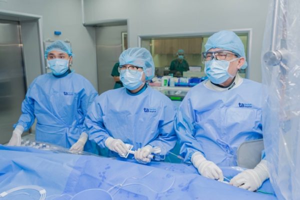 Đặt stent tim 3 lần cho bệnh nhân lớn tuổi nhiều bệnh nền