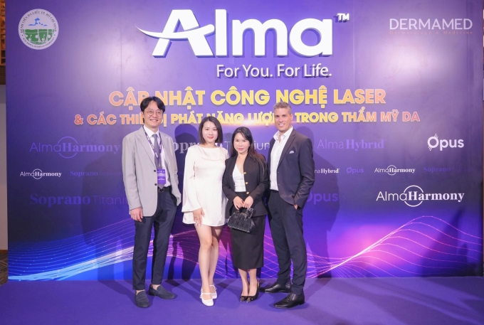 Các chuyên gia tranh thủ check-in tại sự kiện. Ảnh: Dermamed