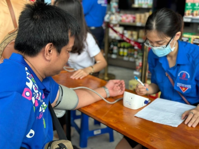 Cán bộ nhân viên Saigon Co.op hiến máu nhân đạo chào mừng ngày quốc tế hợp tác xã. Ảnh: Saigon Co.op