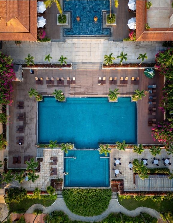 Từ trên cao, Furama Resort Đà Nẵng nổi bật với kiến trúc tinh tế, sang trọng nhưng vẫn hòa quyện trọn vẹn với thiên nhiên xung quanh. Ảnh: Ariyana