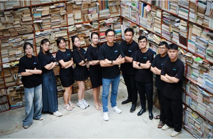 Founder Lưu Lam Sơn (thứ 5 từ phải qua) và team Penci. Ảnh: Penci