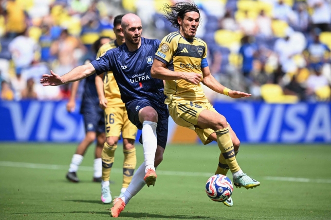 Boca của Edinson Cavani (áo vàng) chỉ kiếm được 7,3 triệu USD mỗi năm từ nhà tài trợ Betsson. Ảnh: AFP