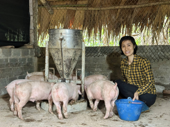Chương trình Ước mơ xanh trao tặng mô hình chăn nuôi cho chị Nguyễn Thị Tư, Thái Nguyên. Ảnh: F88
