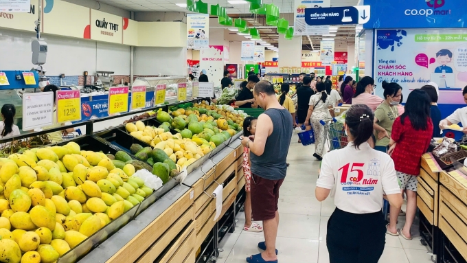 Co.opmart điều phối phục vụ khách hàng trực tiếp tại siêu thị và mua hàng trực tuyến. Ảnh: Saigon Co.op