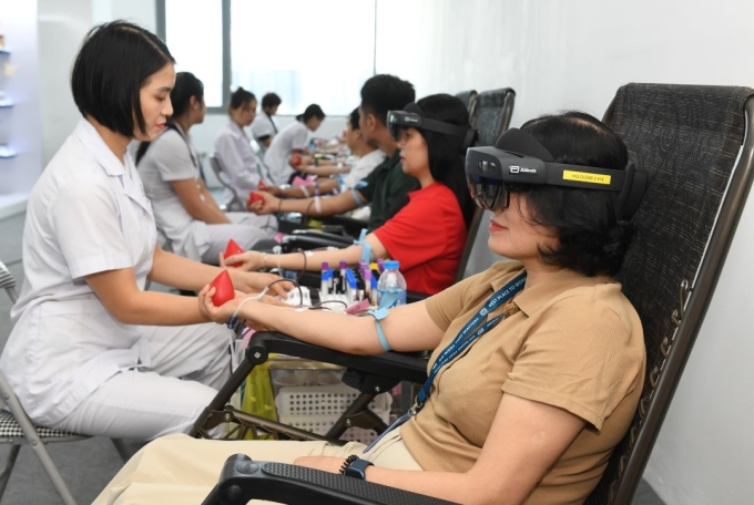 Công nghệ thực tế ảo tích hợp giúp người hiến máu thư giãn, giảm căng thẳng. Ảnh: Hoàng Anh