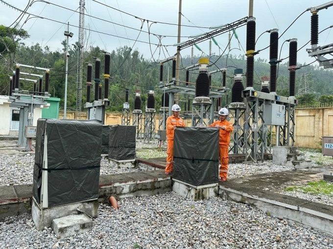 Công nhân TBA 110 kV Giếng Đáy_Pc Quảng Ninh thực hiện chằng chống thiết bị, phòng chống cơn bão số 3. Ảnh: EVNNPC