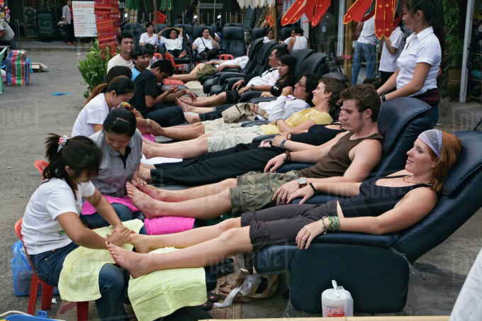 Massage đường phố ở Thái Lan. Ảnh: Dissolve