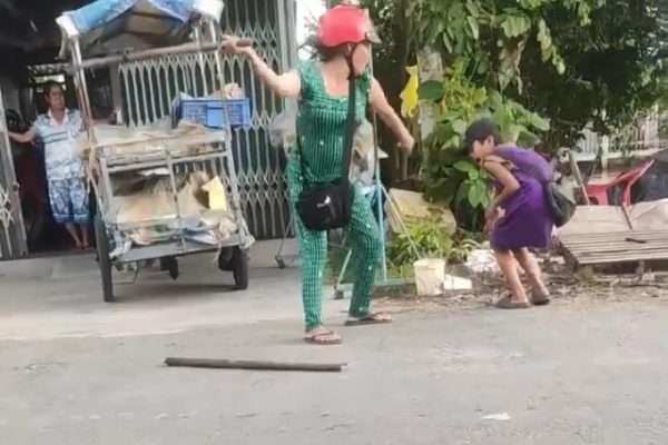 Bé trai bị đánh dã man vì bán vé số ế: Cảnh báo bạo hành trẻ em