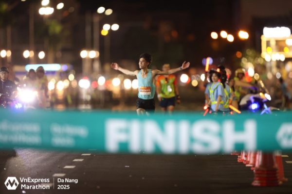 Runner Việt dùng chiến thuật hạ gục đối thủ Kenya