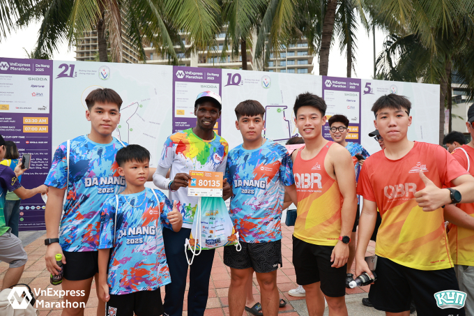 Runner Kenya chụp ảnh cùng runner Việt Nam tại expo VM Đà Nẵng 2025. Ảnh: VM
