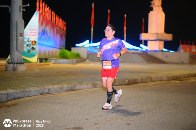 Runner chạy 21km VnExpress Marathon Quy Nhơn 2025. Ảnh: VM