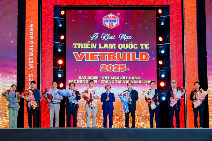 Đại diện Tasa Group nhận hoa và thư cảm ơn dành cho Nhà tài trợ chính của Triển lãm Vietbuild 2025 lần 1 tại TPHCM. Ảnh: Tasa Group