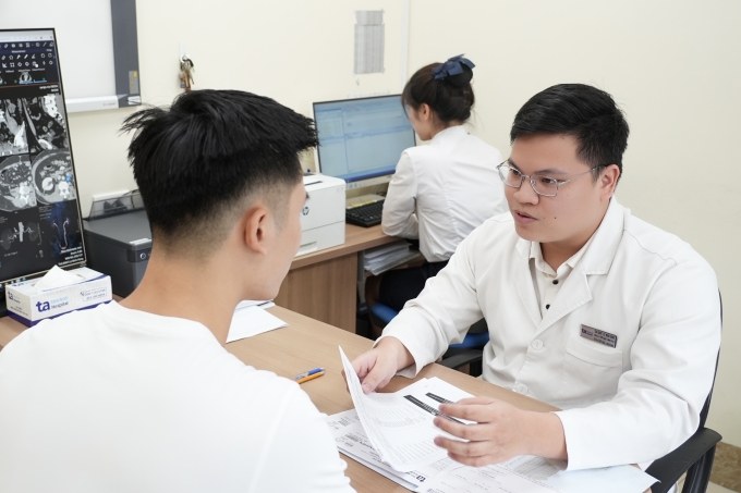 Bác sĩ Hùng tư vấn cho người bệnh. Ảnh minh họa: Bệnh viện Đa khoa Tâm Anh