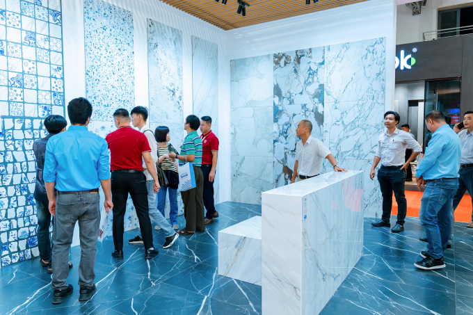 Khách trải nghiệm sản phẩm thực tế. Ảnh: Tasa Group