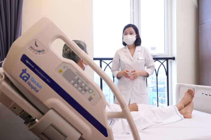 Bác sĩ Ngọc khám cho ông Hiền. Ảnh: Bệnh viện Đa khoa Tâm Anh