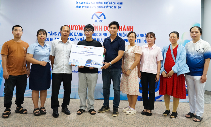 Các đại diện nhận vé tháng cho học sinh - sinh viên, công nhân có hoàn cảnh khó khăn. Ảnh: Bảo Lâm