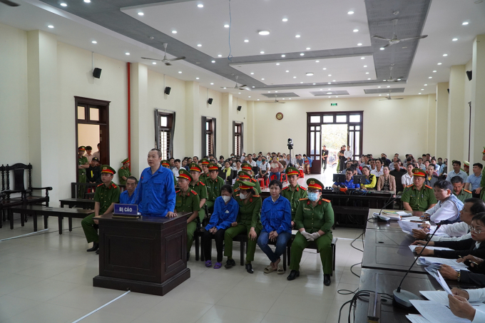 Hàng trăm bị hại có mặt tại phiên xử. Ảnh: Hoàng Nam