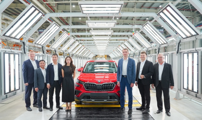 Bộ Công Thương Cộng hòa Séc và Ban lãnh đạo Tập đoàn Thành Công, nhà máy và Skoda Việt Nam tại điểm hoàn thiện của xưởng lắp ráp nhà máy. Ảnh: Skoda