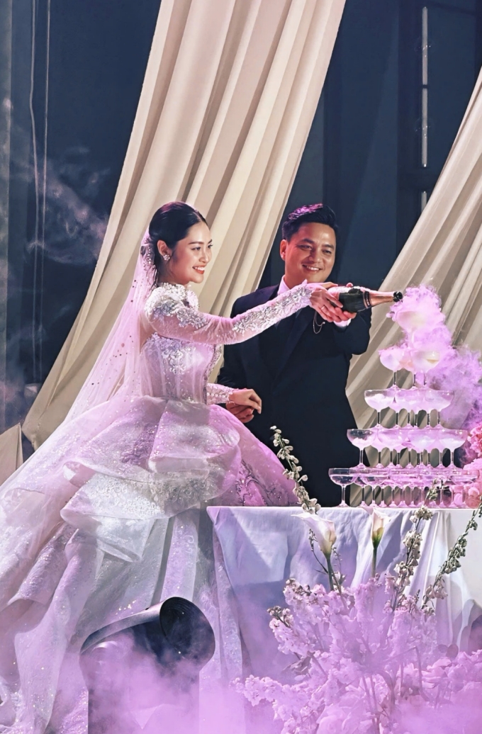 Vợ chồng Nông Thúy Hằng cắt bánh kem mừng hạnh phúc.