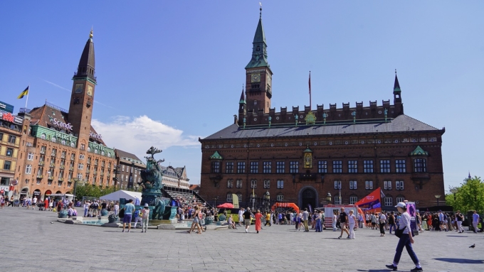 Tòa thị chính thành phố Copenhagen, Đan Mạch, ngày 18/7. Ảnh: AP