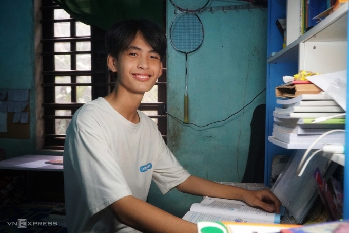 Đặng Văn Gia Huân trong góc học tập của mình. Ảnh: Phạm Linh