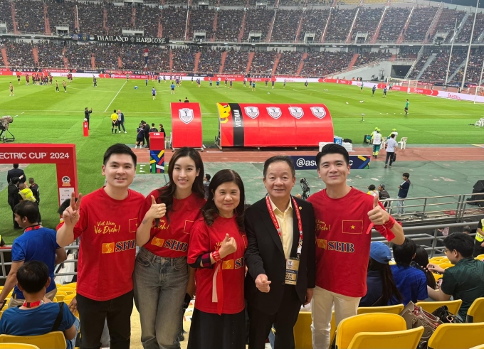 Hoa hậu Đỗ Mỹ Linh (trái) cùng gia đình chồng theo dõi trận bóng ở Thái Lan hồi đầu năm.