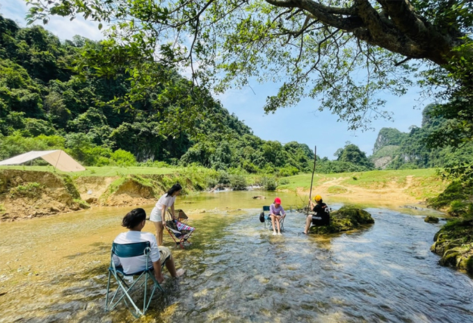 Thư giãn bên suối ở thảo nguyên Đồng Lâm.
