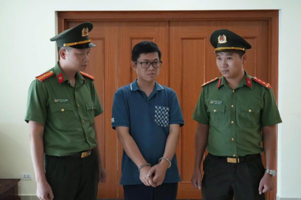 Kiếm tiền quảng cáo: Lập 387 web đăng video khiêu dâm