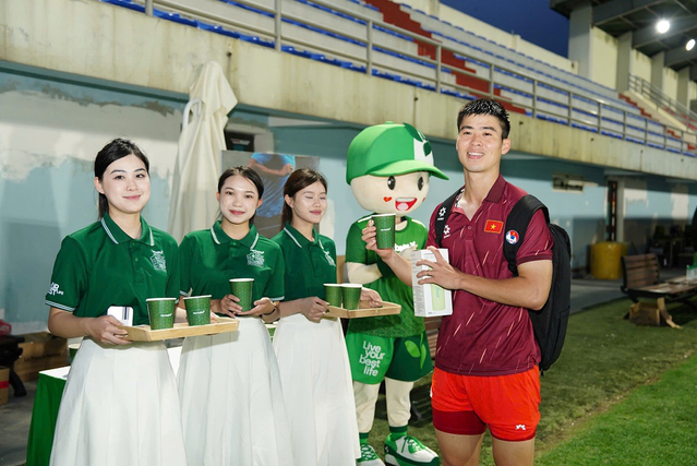 Cầu thủ Duy Mạnh trải nghiệm sản phẩm Herbalife tại buổi tập huấn. Ảnh: Herbalife