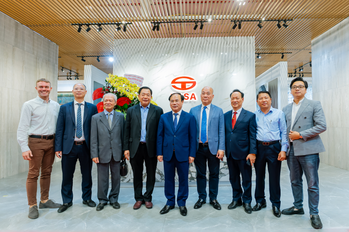 Đại diện các ban ngành tham quan và chụp hình tại gian hàng Tasa. Ảnh: Tasa Group