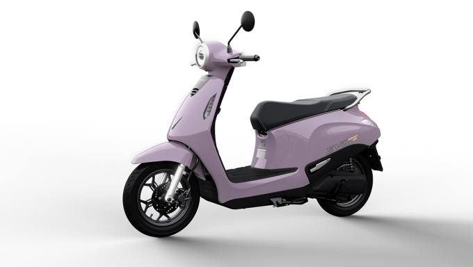 Mẫu xe máy điện có thiết kế nhỏ gọn, phối màu thời trang, tầm di chuyển tối đa 262 km sau một lần sạc đầy. Ảnh: VinFast