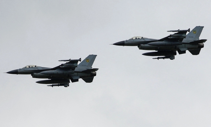 Tiêm kích F-16 Ukraine bay trình diễn ngày 4/8/2024. Ảnh: Reuters