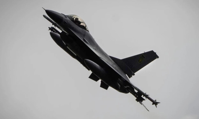 Tiêm kích F-16 Ukraine bay biểu diễn hồi tháng 8/2024. Ảnh: AP
