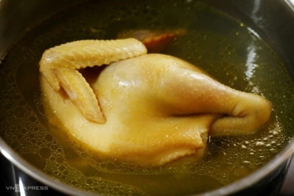 Luộc gà: Bí quyết không nên vớt ngay để thịt ngon