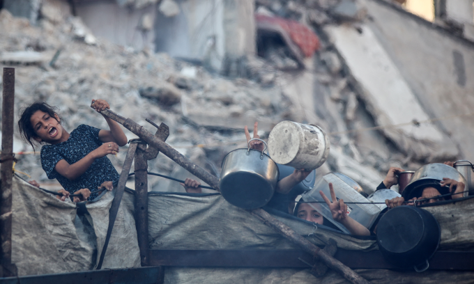 Người dân tụ tập tại một điểm phân phối lương thực ở Gaza City hôm 20/7. Ảnh: AFP