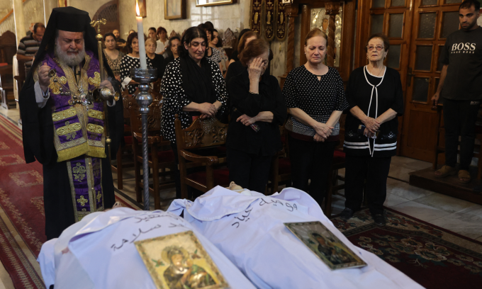 Lễ tang của nạn nhân thiệt mạng trong vụ tập kích của Israel vào Nhà thờ Thánh Gia hôm 17/7. Ảnh: AFP