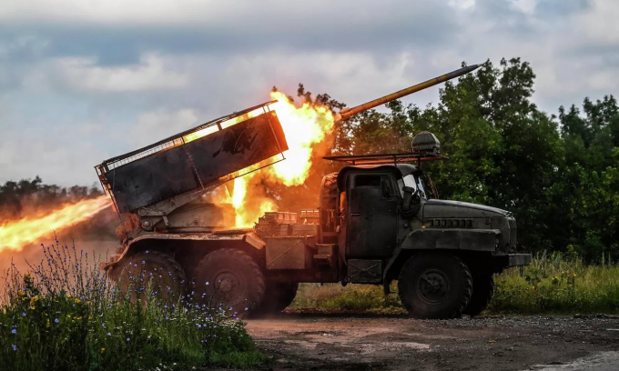 Pháo phản lực BM-21 Grad Nga khai hỏa tại mặt trận Donetsk hôm 1/7. Ảnh: RIA Novosti