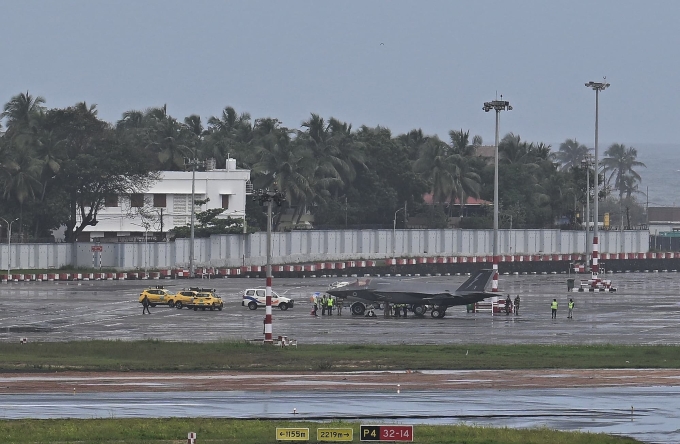 Tiêm kích F-35B Anh tại sân bay Thiruvananthapuram trong bức ảnh đăng ngày 18/6. Ảnh: NDTV