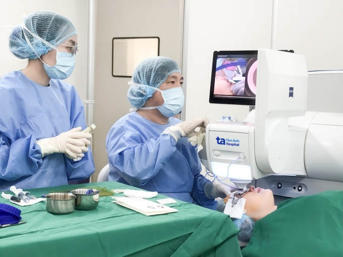 Bác sĩ Nghĩa thực hiện ca mổ cận cho chị Dung. Ảnh: Bệnh viện Đa khoa Tâm Anh