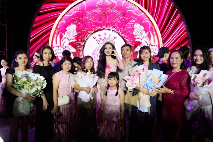 Hà Trúc Linh bên bố mẹ, họ hàng trong chung kết. Ảnh: Nhân vật cung cấp