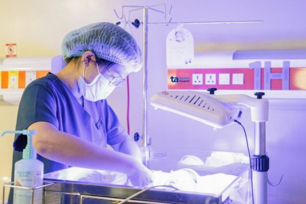 Vàng da ở trẻ sơ sinh: Phân biệt vàng da sinh lý và ứ mật