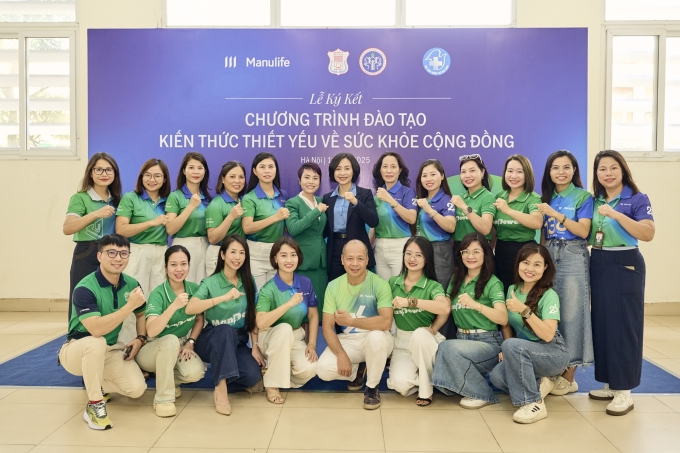 Đại diện Manulife cùng đội ngũ nhân viên tư vấn tại lễ ký kết. Ảnh: Hiền Hà