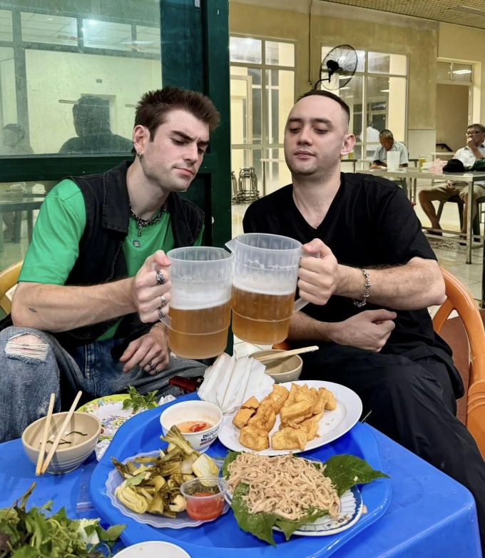 Maximilian Rolf (trái), người Đức nghiện ăn các món nhậu vỉa hè, bánh rán ở Hà Nội. Ảnh: Nhân vật cung cấp