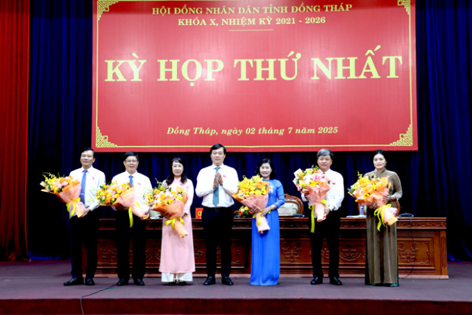Bí thư Tỉnh ủy Đồng Tháp Lê Quốc Phong tặng hoa chúc mừng chủ tịch, các phó chủ tịch HĐND tỉnh và trưởng các ban của HĐND tỉnh. Ảnh: Cổng thông tin Đồng Tháp