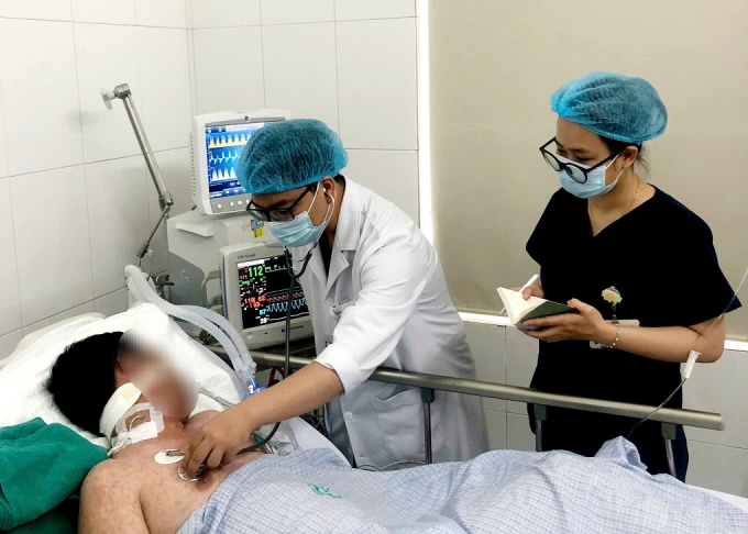 Bệnh nhân 35 tuổi, ở Thái Bình biến chứng viêm phổi nặng, suy hô hấp cấp, viêm cơ tim, suy tim cấp sau vài ngày mắc sởi, điều trị tại Bệnh viện Bạch Mai. Ảnh: Nguyên Hà