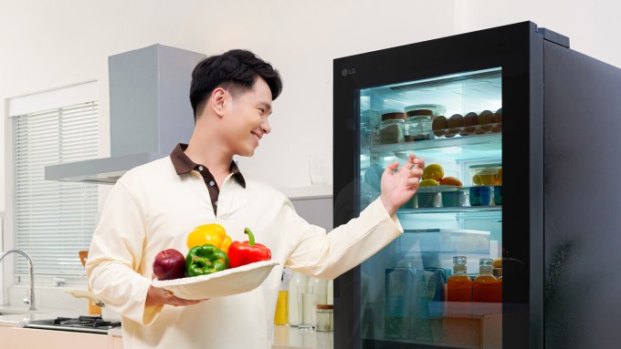 Người dùng gõ hai lần để nhìn thấy bên trong tủ lạnh. Ảnh: LG