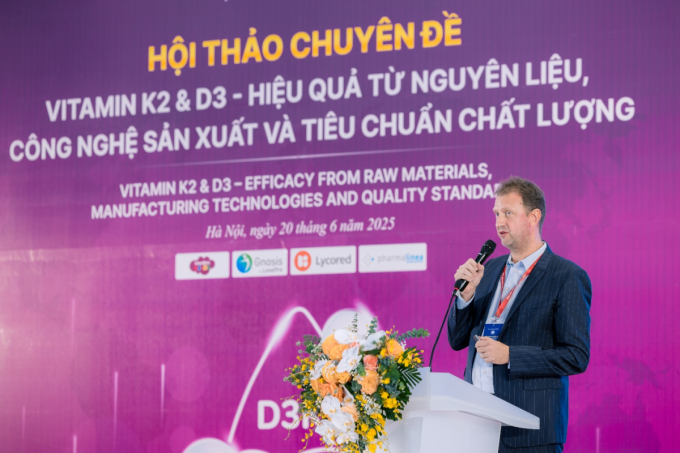 Ông Marco Atanassi, đại diện Tập đoàn Gnosis by Lesaffre chia sẻ quy trình sản xuất vitamin K2 tự nhiên, tinh khiết. Ảnh: Viện Y học Ứng dụng Việt Nam