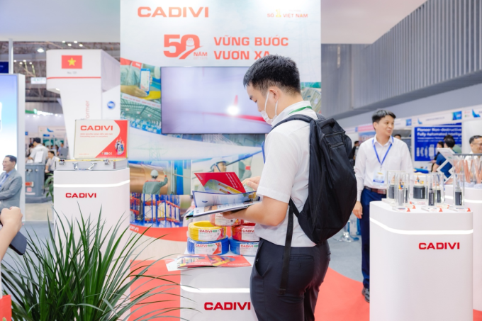 Người tham quan tìm hiểu về các sản phẩm tại gian hàng. Ảnh: Cadivi