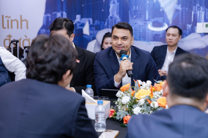Ông Krishnani trong buổi chia sẻ với các lãnh đạo doanh nghiệp Việt. Ảnh: Meey Group