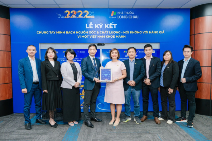 Đại diện các bên chụp ảnh tại sự kiện. Ảnh: Nhà thuốc Long Châu